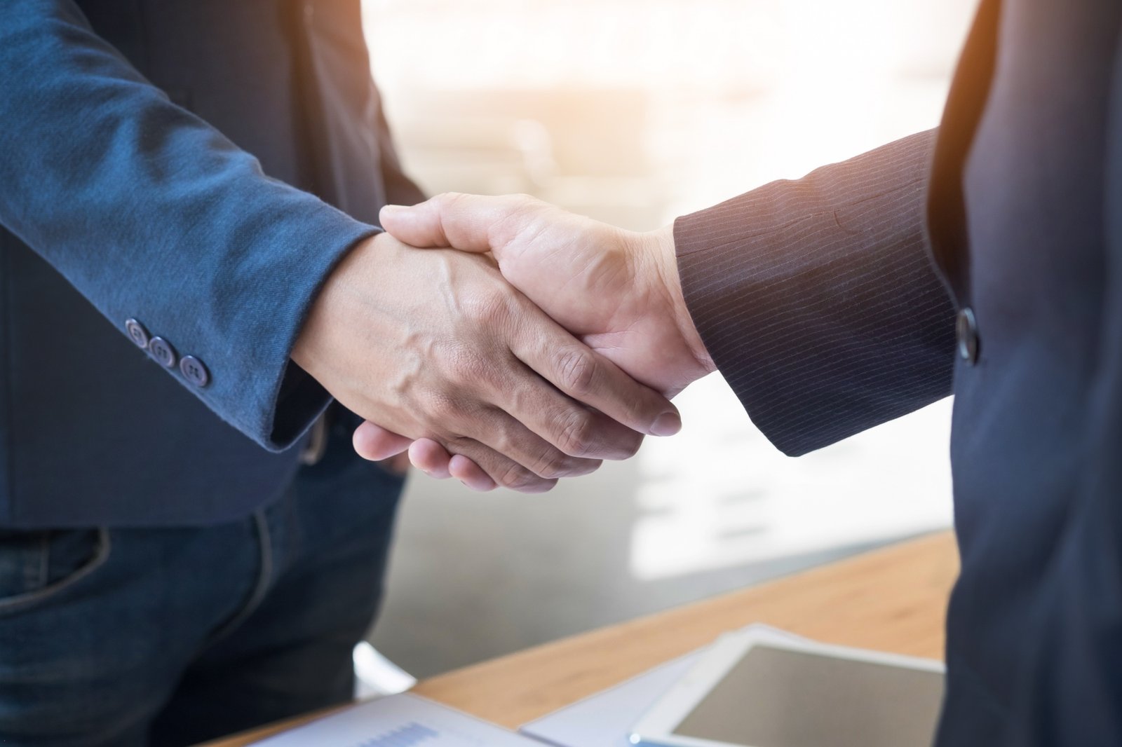 dos-hombres-de-negocios-confia-en-estrechar-la-mano-durante-una-reunion-en-la-oficina-el-exito-el-trato-el-saludo-y-el-concepto-de-socio dos-hombres-de-negocios-confia-en-estrechar-la-mano-durante-una-reunion-en-la-oficina-el-exito-el-trato-el-saludo-y-el-concepto-de-socio